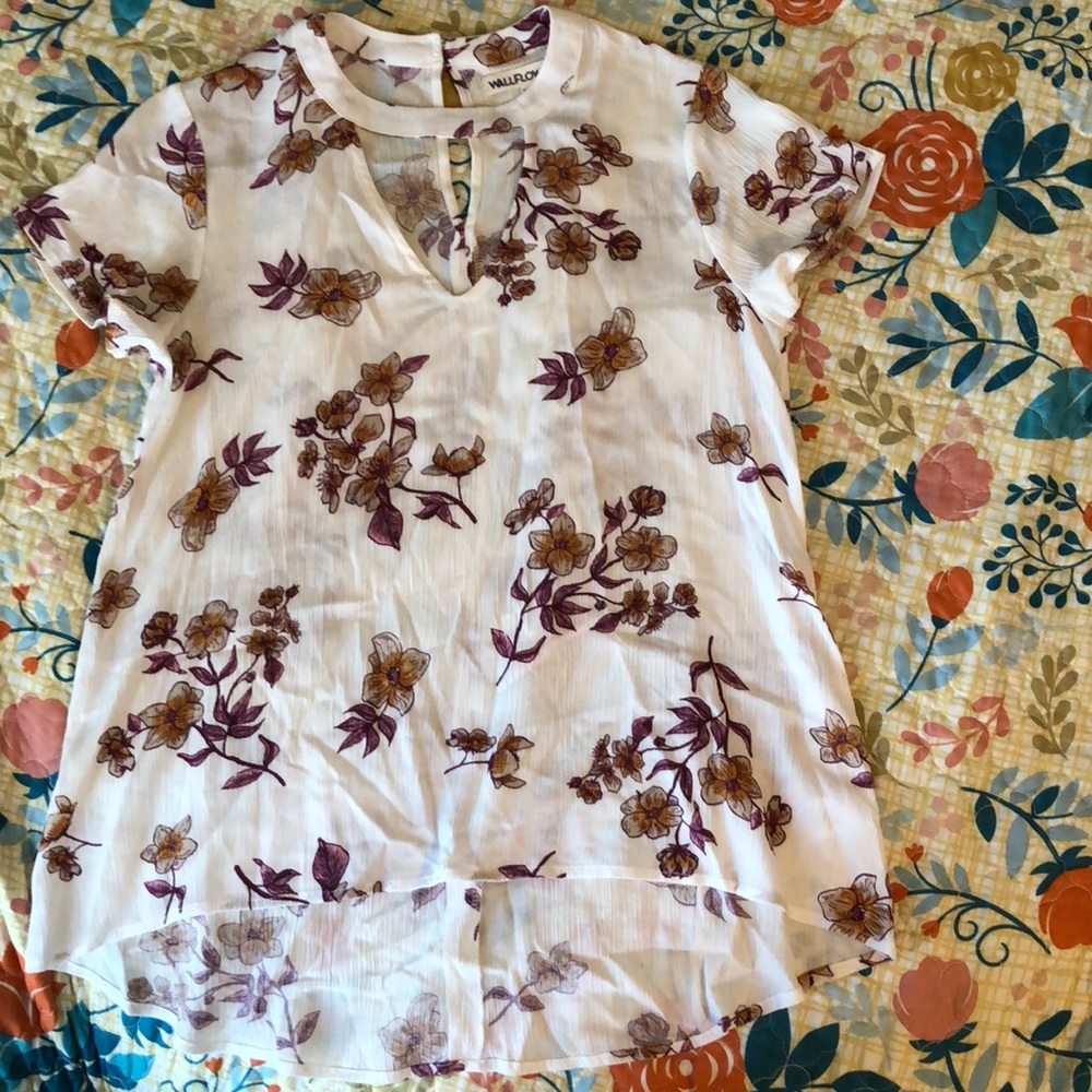 Hi-low dressy short sleeve